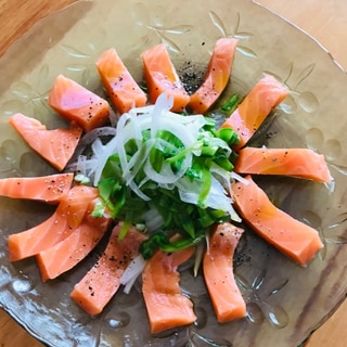 新たまねぎとさや豆サラダとサーモンのカルパッチョ